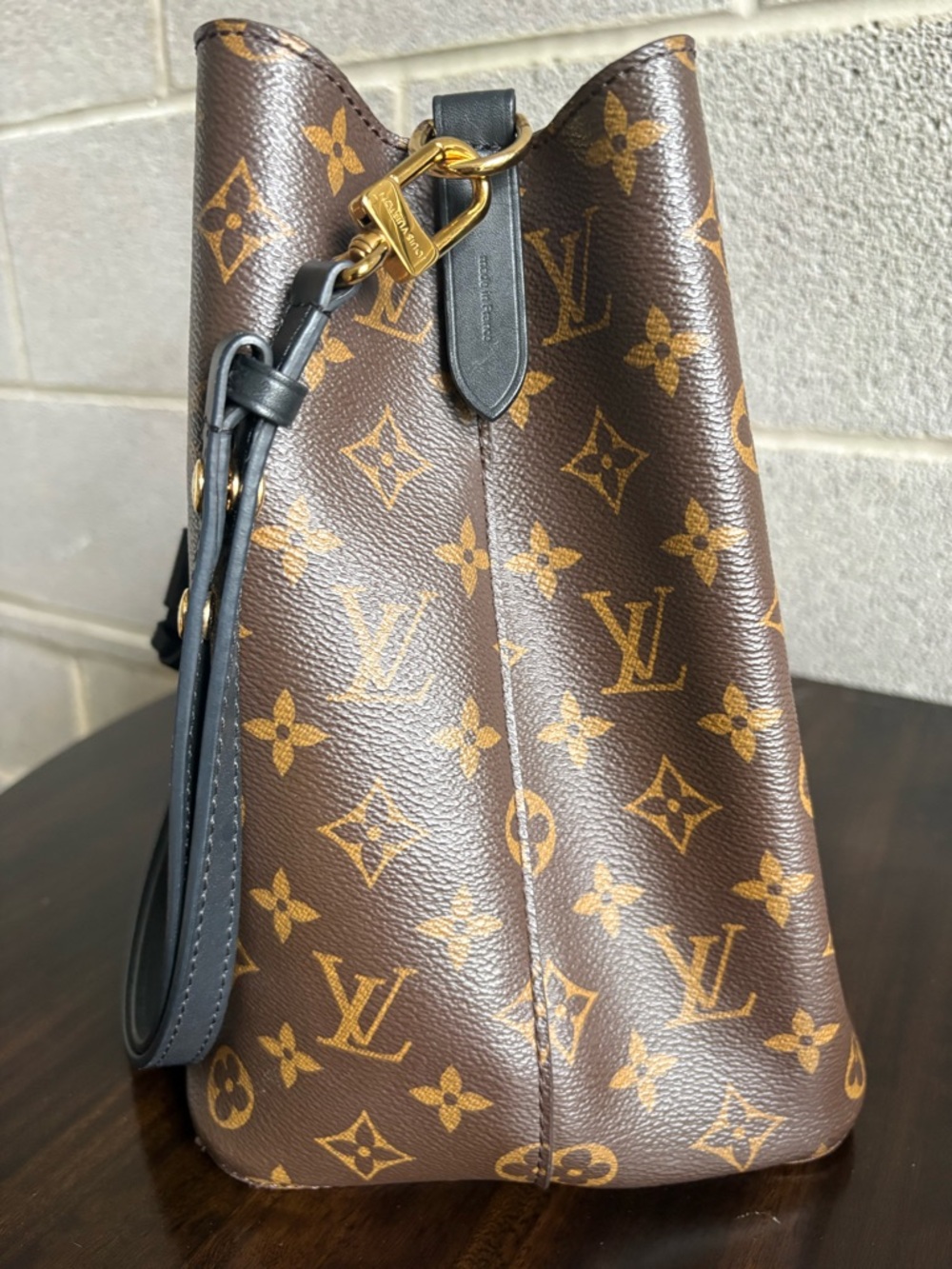 Louis Vuitton Brown Monogram Drawstring Bucket Bag w/ Black Strap Authenticated - Picture 5 of 10